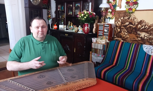 O cymbały huculskie duchowny wyjątkowo dba.