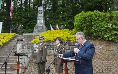 Burmistrz gminy Marek Fedoruk pod pomnikiem Ułanów mówił o wartościach, którymi kieruje się każdy patriota.