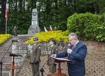 Burmistrz gminy Marek Fedoruk pod pomnikiem Ułanów mówił o wartościach, którymi kieruje się każdy patriota.