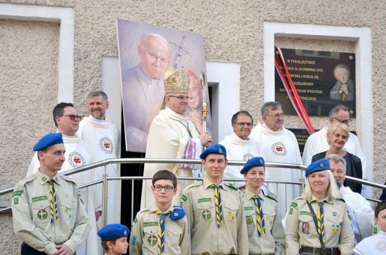 Wspólne zdjęcie z grupą Skautów Króla i innych gości polanickiego sanktuarium.