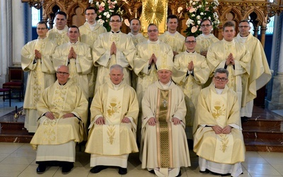 Nowo wyświęceni z biskupem Piotrem oraz zarządem seminarium z lat ich formacji.