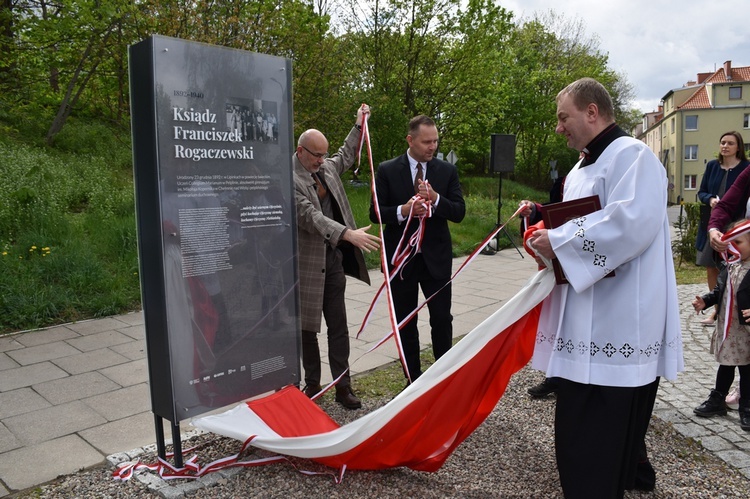 Tablica upamiętniająca bł. ks. Rogaczewskiego