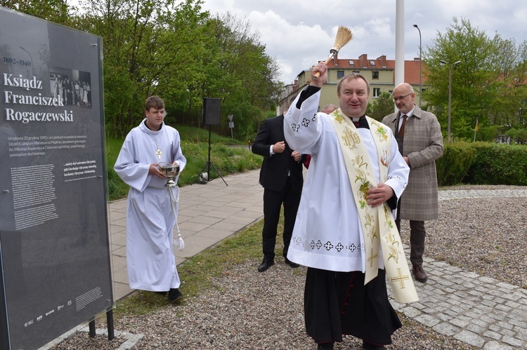 Tablica upamiętniająca bł. ks. Rogaczewskiego