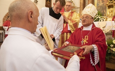 Mąż, ojciec, dziadek. Właśnie przyjął święcenia