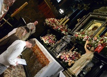 Akt oddania Matce Bożej przez tegorocznych maturzystów w kaplicy jasnogórskiej.