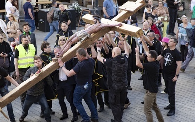 Wielotysięczna procesja różańcowa w Warszawie. Zadziwiła miasto