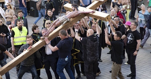 Wielotysięczna procesja różańcowa w Warszawie. Zadziwiła miasto