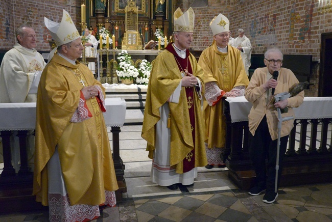 Laureatka (z prawej) zapewnia, że nadal ma w sobie dość sił, by działać. Od lewej: ks. Mirosław Nowak, proboszcz parafii pw. św. Jana, bp Henryk Tomasik, bp Marek Solarczyk i bp Piotr Turzyński.