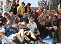 Młodzież w czasie słuchania jednej z konferencji.