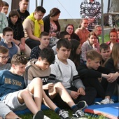 Młodzież w czasie słuchania jednej z konferencji.
