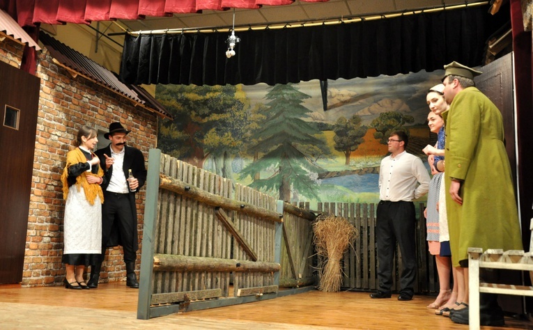 Spektakl Amatorskiego Zespołu Teatralnego "Tradycja" z Rozmierzy