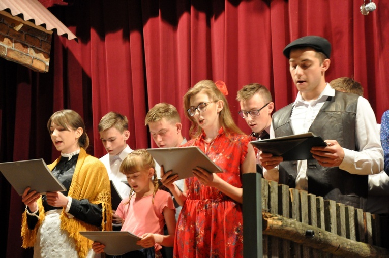 Spektakl Amatorskiego Zespołu Teatralnego "Tradycja" z Rozmierzy