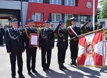 Obchody Dnia Strażaka przed Komendą Powiatową Straży Pożarnej w Sandomierzu.