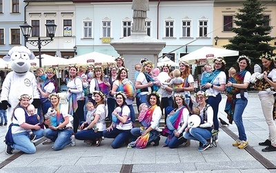 	Tancerki na rynku bielskiej Starówki.