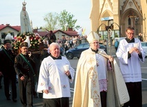 Procesja z figurą Matki Bożej przeszła ulicami miasta.