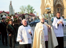 Procesja z figurą Matki Bożej przeszła ulicami miasta.