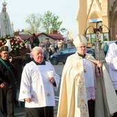 Procesja z figurą Matki Bożej przeszła ulicami miasta.