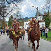 	Na czele defilady Marek Snaczke (z lewej) i Łukasz Lewandowski.