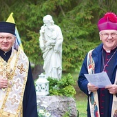 Biskup Arkadiusz Trochanowski i abp Józef Górzyński poświęcili figurę św. Józefa, patrona wygnańców.