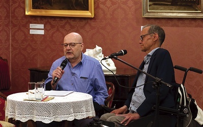 Prof. Marek Troszyński (z lewej) i prof. Bartosz Korzeniewski w czasie opinogórskiego spotkania.