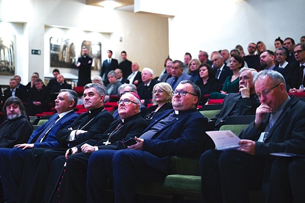 ▲	W spotkaniu uczestniczyli m.in. biskupi, reprezentanci uczelni, studenci oraz inni zainteresowani tematyką.