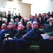 ▲	W spotkaniu uczestniczyli m.in. biskupi, reprezentanci uczelni, studenci oraz inni zainteresowani tematyką.