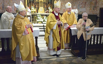 Laureatka zapewnia, że ma w sobie dość sił, by nadal działać. Na zdjęciu z proboszczem parafii św. Jana ks. Mirosławem Nowakiem oraz biskupami radomskimi. 