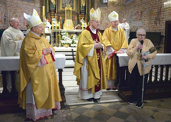 Laureatka zapewnia, że ma w sobie dość sił, by nadal działać. Na zdjęciu z proboszczem parafii św. Jana ks. Mirosławem Nowakiem oraz biskupami radomskimi. 