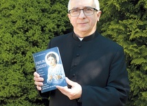 Ksiądz Szymon Mucha ze swoją publikacją.