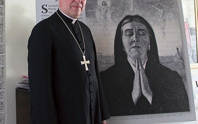 Biskup Piotr Turzyński przy jednej z plansz wystawy o radomskiej mistyczce. To wizerunek namalowany przez Wlastimila Hofmana.
