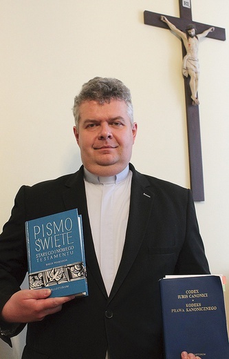 ▲	– Mój poprzednik zawsze powtarzał, że Pismo Święte powinno leżeć na środku biurka, a Kodeks prawa kanonicznego gdzieś na jego skraju – opowiada oficjał Sądu Kościelnego Diecezji Legnickiej.