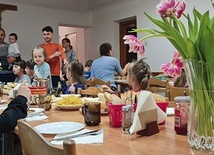  ◄ Wspólny stół jednoczy uchodźców i wolontariuszy, którzy przyjeżdżają tutaj,  by służyć pomocą.