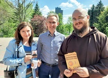 ▲	Aleksandra i Paweł objęli modlitwą brata Piotra Zacharskiego.