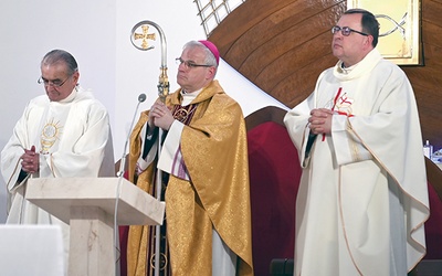 Biskup w asyście ks. Stanisława Wójcika (po lewej) i ks. Marka Babuśki.