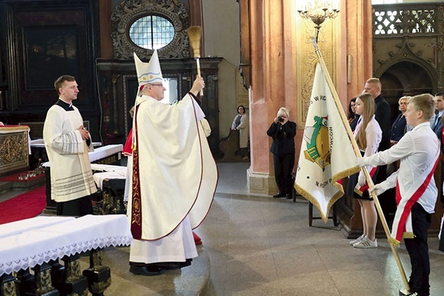 Moment poświęcenia przyniesionej przez młodzież chorągwi.