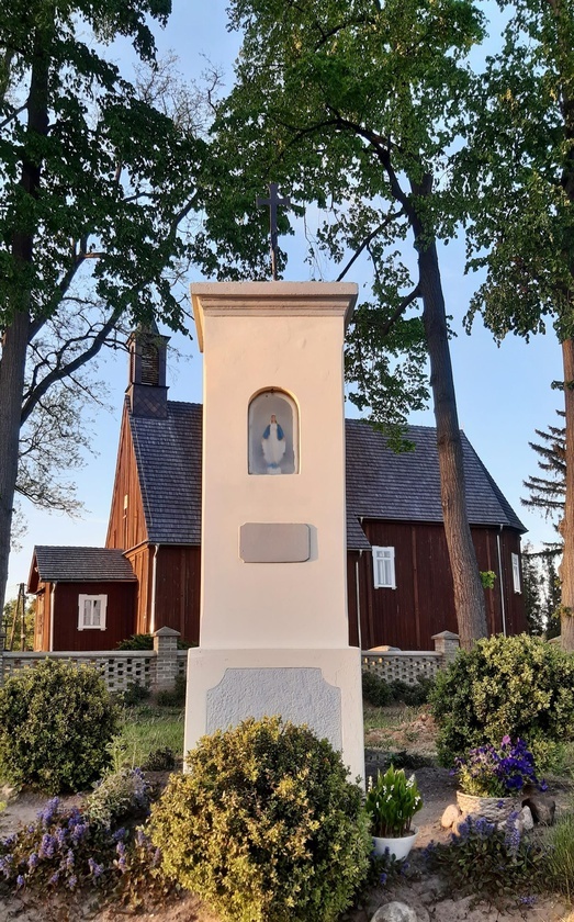 Rębowo. Figura Matki Bożej przed kościołem parafialnym św. Jana Chrzciciela