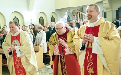 Jubilaci: ks. Józef Kasiński (w środku), ks. Krzysztof Mikołajczyk (z prawej) i ks. Tomasz Sowa, proboszcz.