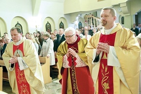 Jubilaci: ks. Józef Kasiński (w środku), ks. Krzysztof Mikołajczyk (z prawej) i ks. Tomasz Sowa, proboszcz.