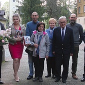 Autorka z członkami rodzin góralek ze Szczawnicy i Haliną Mastalską, która przyłożyła „Boży palec” do opowiedzenia historii o matce i córce z rodu Zachwiejów.