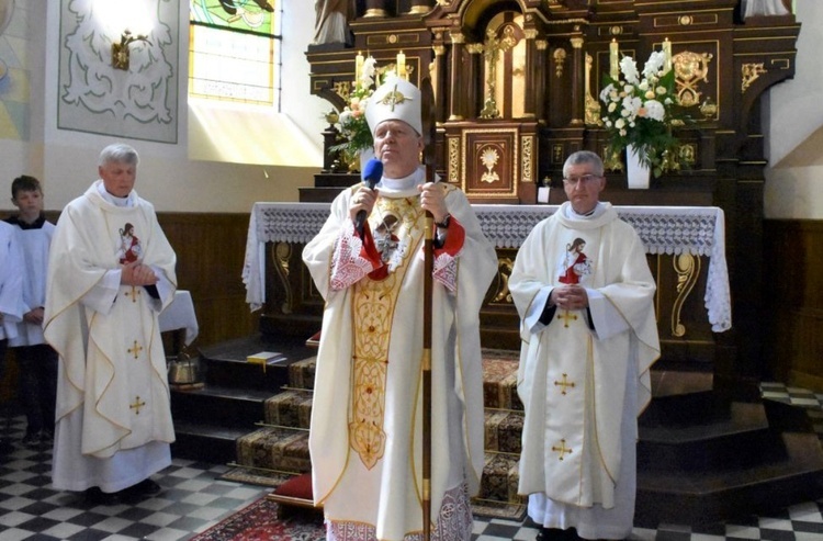 Uroczystości przewodniczył bp Piotr Turzyński. Z prawej ks. Marek Fituch, z lewej ks. Wiesław Kudła.