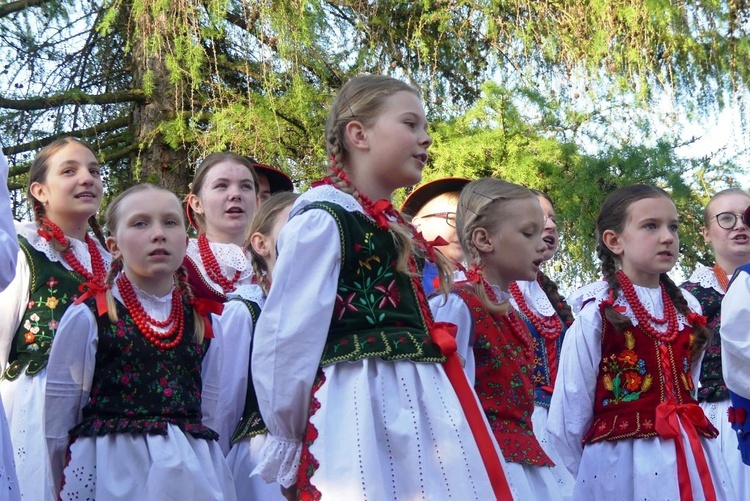 Dziękczynny koncert "Małego Haśnika" z Żabnicy dla Matki Bożej w Leśnej