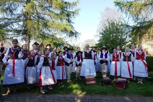 Dziękczynny koncert "Małego Haśnika" z Żabnicy dla Matki Bożej w Leśnej