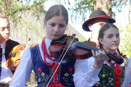 Dziękczynny koncert "Małego Haśnika" z Żabnicy dla Matki Bożej w Leśnej