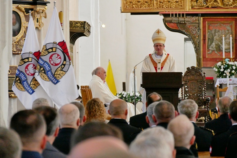 W homilii abp Tadeusz Wojda przypomniał, że w posługę strażacką bardzo mocno wpisana jest miłość do bliźniego.