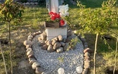 Czerwińsk n. Wisłą. Figura Matki Bożej w przydomowym ogrodzie, przywieziona z Medjugoria, wokół niej kamienie ułożone w 5 tajemnic Różańca