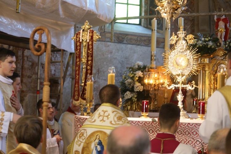 Adoracja Pana Jezusa była modlitwą wdzięczności za to, że zamieszkał w tej świątyni...