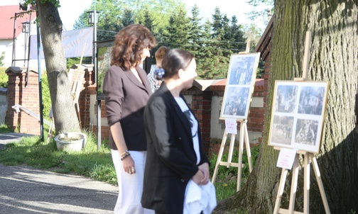 Wystawa starych fotografii przypomniała kościelne wydarzenia minionego wieku.