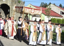 Jubileuszowa procesja wokół kościoła.