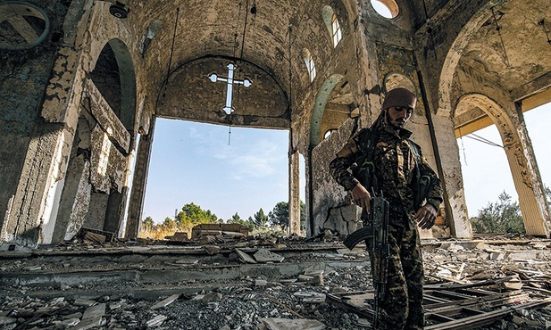 Gdy ludzie cierpią, Bóg jest z nimi, tak jak był na Golgocie. Na zdjęciu ruiny kościoła w Syrii.