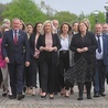 Sukces Sinn Fein w wyborach parlamentarnych jest zasługą Michelle O’Neill (pośrodku w pierwszym rzędzie), która stoi na czele jej północnoirlandzkiej części od 2017 r.